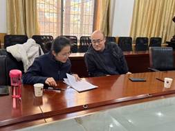 桌子前的人们 AI 生成的内容可能不正确。